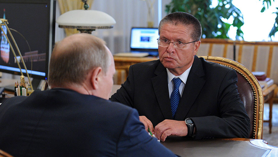 Президент России Владимир Путин во время встречи в&nbsp;Ново-Огарево с&nbsp;Алексеем Улюкаевым, назначенным министром экономического развития, 24&nbsp;июня 2013&nbsp;года