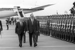 Член Политбюро ЦК КПСС, Председатель Совета Министров СССР Николай Александрович Тихонов и Гельмут Коль обходят строй советских военных во время встречи в аэропорту, 1983 год