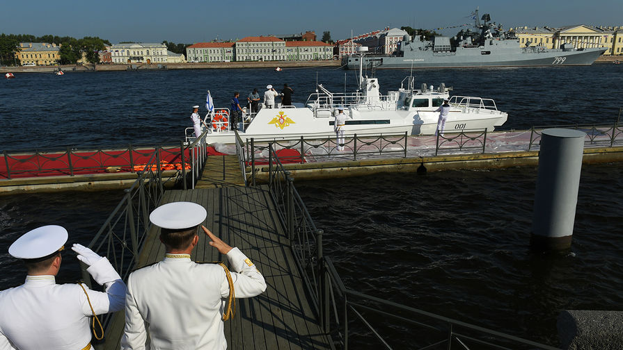 Президентский катер в&nbsp;акватории Невы перед&nbsp;началом главного военно-морского парада в&nbsp;честь Дня Военно-Морского Флота России в&nbsp;Санкт-Петербурге