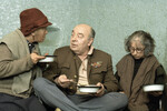 <b>«Небеса обетованные», Эльдар Рязанов (1991)</b>
<br><br>Персонаж Броневого в социальной драме Рязанова — полковник в отставке, участник советско-японской войны Семен Бакурин, попавший в тюрьму. По сюжету к нему подселяют нищенок Фиму (Лия Ахеджакова) и Катю (Ольга Волкова) из-за отсутствия женских камер. Фильм рассказывает о бездомных, живущих на городской свалке, которую американская компания планирует снести и застроить территорию собственными предприятиями.
<br><br>На фото: Ольга Волкова, Леонид Броневой и Лия Ахеджакова
