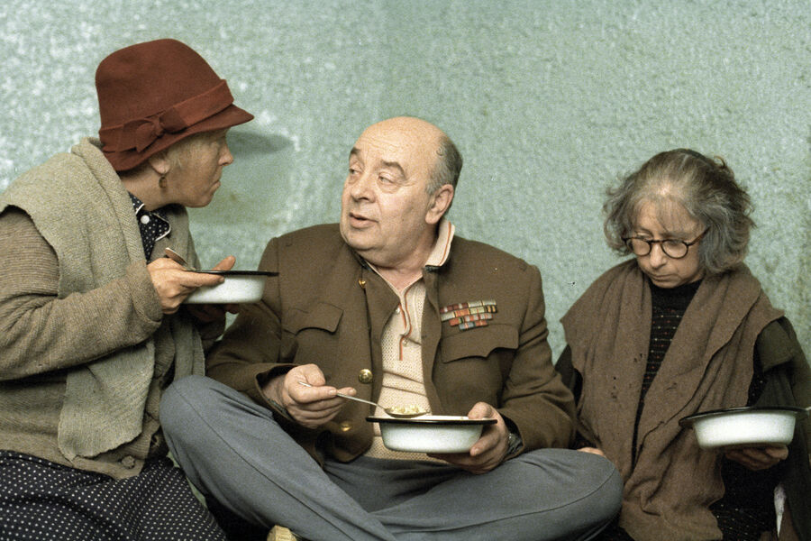 <b>«Небеса обетованные», Эльдар Рязанов (1991)</b>
<br><br>Персонаж Броневого в&nbsp;социальной драме Рязанова — полковник в&nbsp;отставке, участник советско-японской войны Семен Бакурин, попавший в&nbsp;тюрьму. По&nbsp;сюжету к&nbsp;нему подселяют нищенок Фиму (Лия Ахеджакова) и Катю (Ольга Волкова) из-за отсутствия женских камер. Фильм рассказывает о&nbsp;бездомных, живущих на&nbsp;городской свалке, которую американская компания планирует снести и застроить территорию собственными предприятиями.
<br><br>На фото: Ольга Волкова, Леонид Броневой и Лия Ахеджакова
