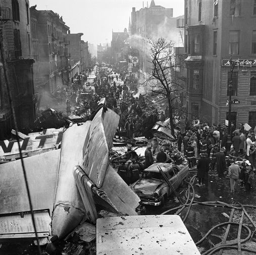 На&nbsp;месте крушения самолета Douglas DC-8 на&nbsp;улицах Бруклина в&nbsp;Нью-Йорке, 16 декабря 1960 года