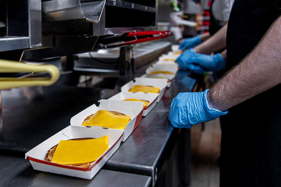 Внутри ресторана &laquo;Вкусно и точка&raquo; на&nbsp;Пушкинской площади в&nbsp;Москве