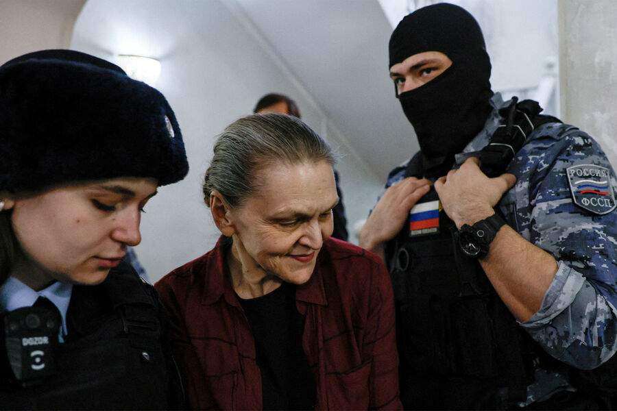 Российскую журналистку Надежду Кеворкову, задержанную в&nbsp;мае 2024&nbsp;года по&nbsp;обвинению в&nbsp;оправдании терроризма, сопровождают на&nbsp;судебное заседание в&nbsp;Москве, Россия, 12&nbsp;марта 2025&nbsp;года