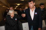 Председатель Московской Хельсинкской группы Людмила Алексеева и политик Борис Немцов после возложения цветов к месту теракта на станции метро «Парк культуры», 2010 год