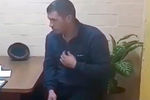 Подозреваемый в совершении поджога в двухэтажном жилом доме №13 на улице Ленинской во время допроса
