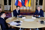 Президент Украины Владимир Зеленский, президент Франции Эмманюэль Макрон и президент России Владимир Путин (слева направо) во время встречи в рамках саммита «нормандского формата» в Елисейском дворце, 9 декабря 2019 года