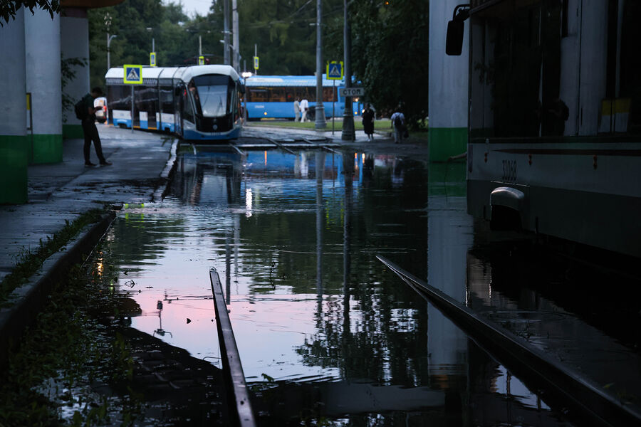 Трамваи, остановившие движение из-за дождя, в&nbsp;Останкинском районе в&nbsp;Москве, 25&nbsp;июля 2022&nbsp;года