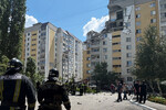 Сотрудники МЧС у жилого 10-этажного многоквартирного дома в Саратове, поврежденного в результате взрыва, 25 июля 2025 года