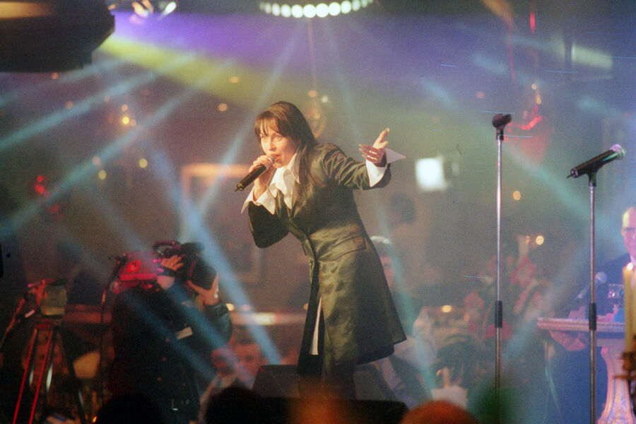 Марина Хлебникова во время выступления, 1999&nbsp;год