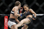 На UFC 205 Йоанна Енджейчик из Польши единогласным решением судей одержала победу над своей соотечественницей Каролиной Ковалькевич. Таким образом Енджейчик защитила свой титул чемпиона UFC в наилегчайшем весе.