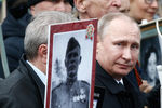 Владимир Путин принимает участие в шествии патриотической акции «Бессмертный полк» в честь 72-й годовщины Победы в Великой Отечественной войне