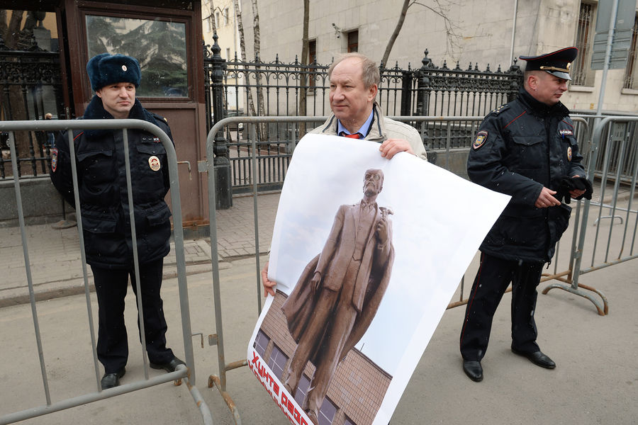 Валерий Рашкин (в центре) участвует в&nbsp;митинге у&nbsp;посольства Украины &laquo;Фашизм не пройдет!&raquo; в&nbsp;Москве, 2015&nbsp;год