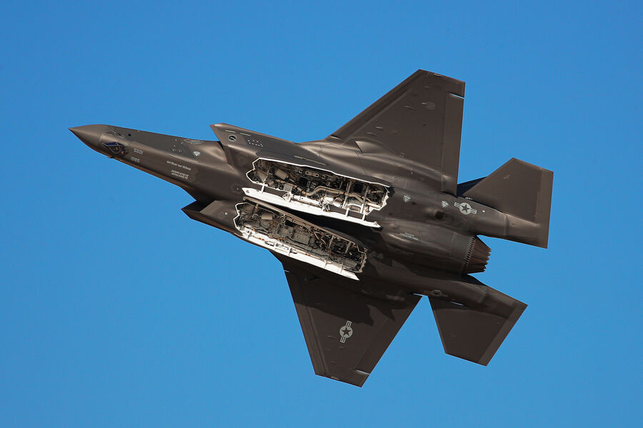 Самолет F-35 на&nbsp;Международном авиационно-космическом салоне Dubai Airshow-2023 в&nbsp;Дубае