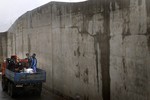 Грузовик везет на старт немецких бобслеистов