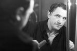 Артист Театра им. Маяковского Эммануил Виторган перед началом спектакля. 1991 год