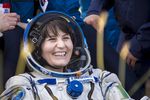 Астронавт основного экипажа 42/43-й экспедиции МКС Саманта Кристофоретти (Италия) после эвакуации поисково-спасательной группой экипажа экспедиции МКС из спускаемого аппарата корабля «Союз ТМА-15М» после его приземления в степях Казахстана