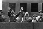 Кубинский лидер Фидель Кастро и председатель Совета Министров СССР Никита Хрущев на трибуне Мавзолея В.И. Ленина. Рядом - Климент Ворошилов и Леонид Брежнев, 1963 год