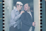 <b>«Афоня» (1975, реж. Г. Данелия)</b>
<br><br>
Учась на третьем курсе техникума, Леонов решил попробовать свои силы на экзаменах в драматическое отделение Московской театральной студии, которая существовала всего второй год.
<br><br>
«Я попросил у брата пиджак и решил, что готов к экзамену. Я безумно нервничал – понимал свою несостоятельность, но не думал, что так получится. Сидело человек 25 народу, я вышел <…> и прочитал все, что с таким успехом читал в техникуме: Чехова, Зощенко. У меня спросили: «Еще что-нибудь есть?» Я сказал: «Есть, но это еще хуже». Почему-то все стали просить, чтобы я почитал еще. Я прочитал Блока «В ресторане». Я любил это стихотворение – мне казалось, что сидит одинокий, седой, красивый-красивый мужчина где-то в ресторане и говорит:
«Никогда не забуду (он был или не был,
Этот вечер): пожаром зари
Сожжено и раздвинуто бледное небо…»
<…> Я читал серьезно, мне сказали «спасибо». И это стихотворение Блока спасло меня, примирило и с моим пиджаком, и с моей курносой физиономией, и с недостатком культуры <…> И меня приняли в студию». (Евгений Леонов, «Письма сыну»)
