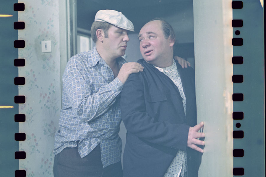 <b>&laquo;Афоня&raquo; (1975, реж. Г. Данелия)</b>
<br><br>
Учась на&nbsp;третьем курсе техникума, Леонов решил попробовать свои силы на&nbsp;экзаменах в&nbsp;драматическое отделение Московской театральной студии, которая существовала всего второй год.
<br><br>
«Я попросил у&nbsp;брата пиджак и решил, что готов к&nbsp;экзамену. Я безумно нервничал &ndash; понимал свою несостоятельность, но не думал, что так получится. Сидело человек 25&nbsp;народу, я вышел <&hellip;> и прочитал все, что с&nbsp;таким успехом читал в&nbsp;техникуме: Чехова, Зощенко. У&nbsp;меня спросили: «Еще что-нибудь есть?» Я сказал: «Есть, но это еще хуже». Почему-то все стали просить, чтобы я почитал еще. Я прочитал Блока «В ресторане». Я любил это стихотворение &ndash; мне казалось, что сидит одинокий, седой, красивый-красивый мужчина где-то в&nbsp;ресторане и говорит:
&laquo;Никогда не забуду (он был или не был,
Этот вечер): пожаром зари
Сожжено и раздвинуто бледное небо&hellip;&raquo;
<&hellip;> Я читал серьезно, мне сказали «спасибо». И это стихотворение Блока спасло меня, примирило и с&nbsp;моим пиджаком, и с&nbsp;моей курносой физиономией, и с&nbsp;недостатком культуры <&hellip;> И меня приняли в&nbsp;студию». (Евгений Леонов, «Письма сыну»)
