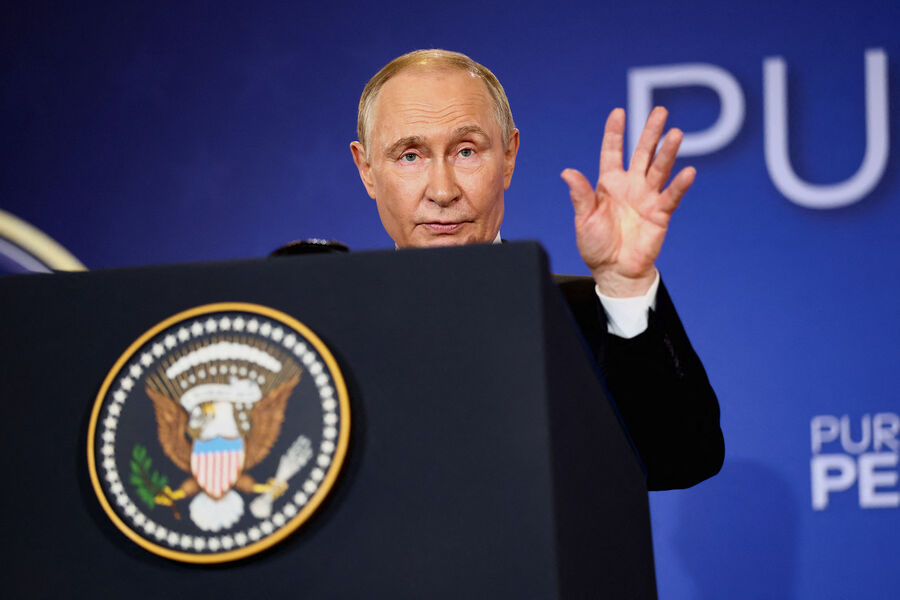 Президент РФ Владимир Путин во время пресс-конференции с&nbsp;президентом США Дональдом Трампом на&nbsp;военной базе Эльмендорф, Аляска, 16&nbsp;августа 2025&nbsp;года