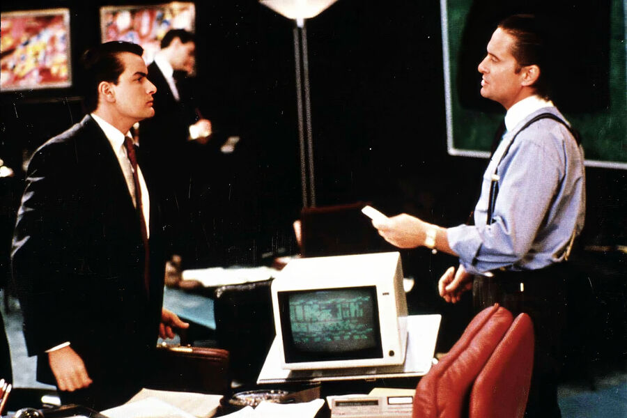 Актеры Майкл Дуглас и Чарли Шин в&nbsp;фильме <b>«Уолл-стрит» (1987)</b><br>
Оливеру Стоуну понравилась «жесткость» игры Чарли Шина, поэтому в&nbsp;своем новом фильме он решил соединить ее с&nbsp;наивностью героя, роль которого исполнил актер. Шин воплотил в&nbsp;картине начинающего, но очень амбициозного биржевого брокера Бада Фокса. Он начинает работать с&nbsp;опытным и циничным биржевым игроком Гордоном Гекко (Майкл Дуглас). Партнерство приносит богатство, но в&nbsp;конце концов обернется против него и его отца Карла (персонажа сыграл Мартин Шин).

