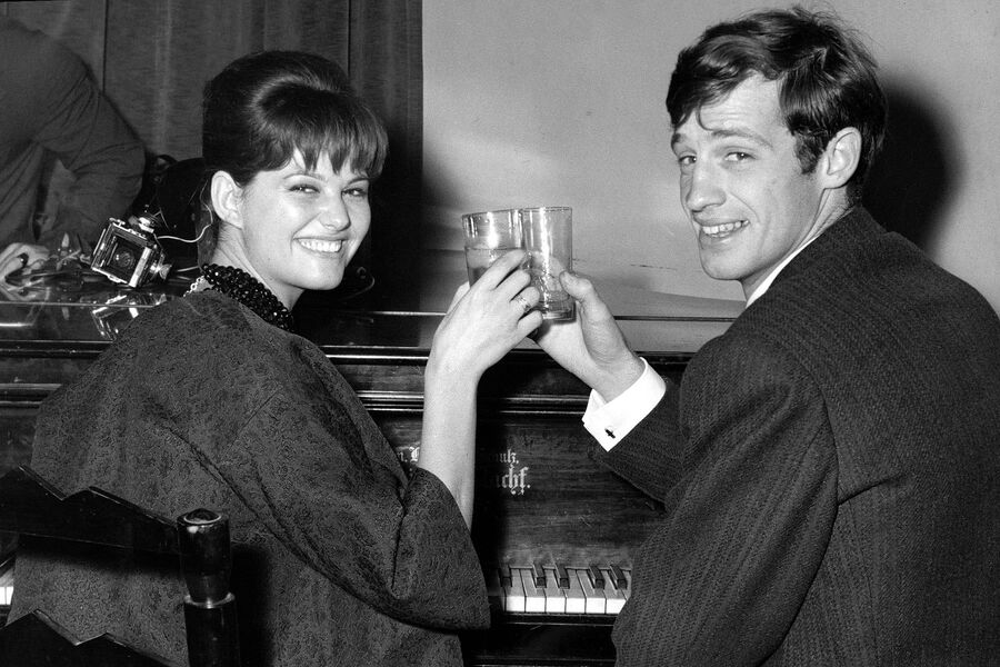 Французский актер Жан-Поль Бельмондо и итальянская актриса Клаудия Кардинале на&nbsp;коктейльной вечеринке в&nbsp;Ассоциации иностранной прессы в&nbsp;Риме, 3&nbsp;ноября 1960&nbsp;года