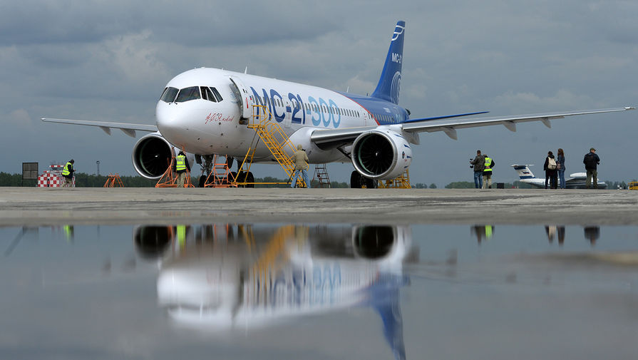 Новый российский пассажирский самолет МС-21 на&nbsp;аэродроме Иркутского авиационного завода, 27&nbsp;мая 2017&nbsp;года