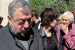 Режиссер Павел Лунгин и соведущая журналиста Сергея Доренко Анастасия Оношко (вторая справа) во время церемонии прощания с главным редактором радиостанции «Говорит Москва» Сергеем Доренко, 17 мая 2019 года