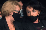Певица Надежда Бабкина (справа) на церемонии прощания с актером и режиссером Михаилом Борисовым на Большой сцене Театрального института имени Б. Щукина, 23 сентября 2020 года