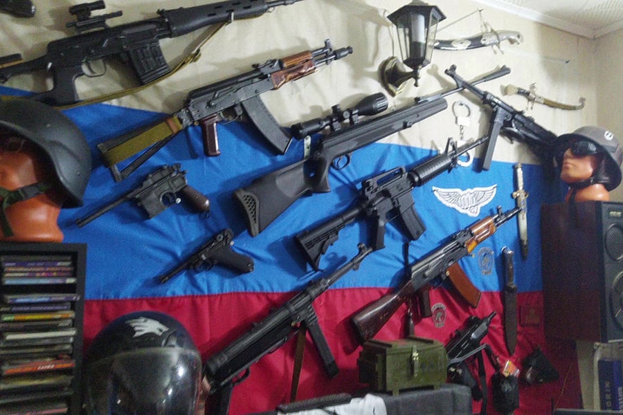 Огнестрельное оружие и боеприпасы, изъятые сотрудниками ФСБ РФ во время оперативных действий по&nbsp;пресечению деятельности лиц, причастных к&nbsp;восстановлению боевых свойств гражданских образцов оружия в&nbsp;подпольных мастерских и их сбыту 