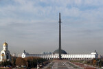 <b>Монумент Победы. Москва, 1995</b>
<br><br>
Тысячетонный обелиск в виде солдатского штыка высотой 141,8 метра (каждые 10 см символизируют день войны). Сверху установлена бронзовая статуя богини победы Ники с венком, окруженная двумя ангелами с трубами. У основания расположена статуя Георгия Победоносца, который поражает копьем змея, символизирующего фашизм.
