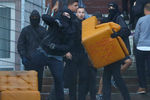 Протестующие во время демонстрации накануне саммита G20 в Гамбурге, 6 июля 2017 года