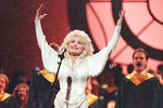 Долли Партон во время выступления на церемонии награждения Country Music Association Awards в Нашвилле, штат Теннесси, 1989 год