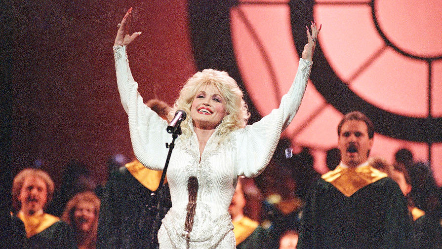 Долли Партон во время выступления на&nbsp;церемонии награждения Country Music Association Awards в&nbsp;Нашвилле, штат Теннесси, 1989&nbsp;год