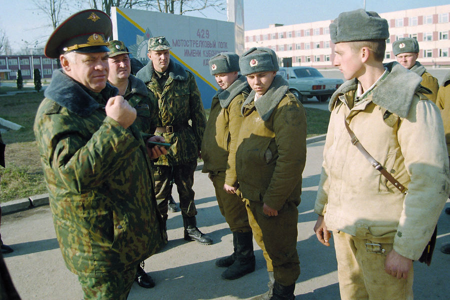 Командующий войсками Северо-Кавказского военного округа генерал-лейтенант Виктор Казанцев во время посещения с&nbsp;проверкой 429-го мотострелкового полка имени Кубанского казачества в&nbsp;Моздоке, 1997&nbsp;год