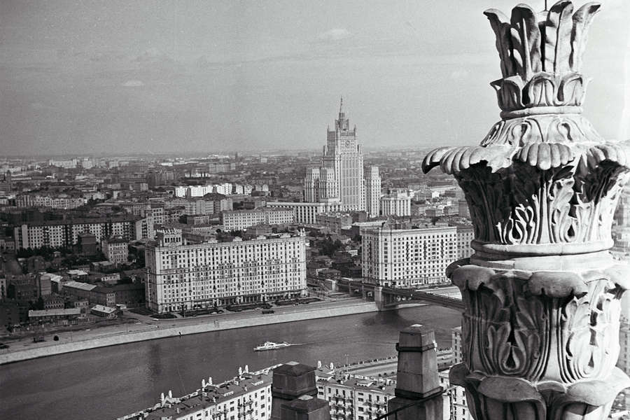 Вид на&nbsp;Смоленскую набережную с&nbsp;гостиницы «Украина», 1959&nbsp;год