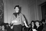 В числе изобретений Кристиана Диора, помимо аромата Miss Dior, созданного парфюмерами Полем Ваше и Жаном Карлем, называют барный пиджак — приталенный, широко расходящийся книзу, — и юбку-карандаш. И, собственно, стиль «нью-лук» — узкий верх, тонкая талия и пышный, многослойный низ.