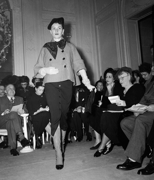 В&nbsp;числе изобретений Кристиана Диора, помимо аромата Miss Dior, созданного парфюмерами Полем Ваше и Жаном Карлем, называют барный пиджак &mdash; приталенный, широко расходящийся книзу, &mdash; и юбку-карандаш. И, собственно, стиль «нью-лук» &mdash; узкий верх, тонкая талия и пышный, многослойный низ.