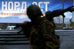 Сотрудник российских силовых структур около Театрального центра на Дубровке, октябрь 2002 года