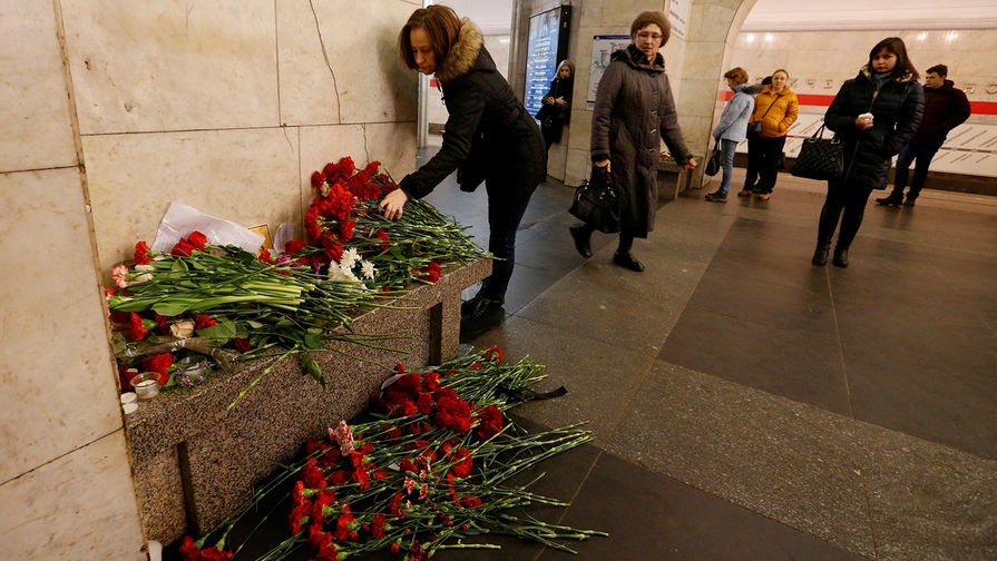 Цветы на&nbsp;станции метро Санкт-Петербурга &laquo;Технологический институт&raquo; на&nbsp;следующий день после теракта, 4&nbsp;апреля 2017&nbsp;года