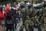 Митингующие и силовики во время протестов в Минске, 1 ноября 2020 года