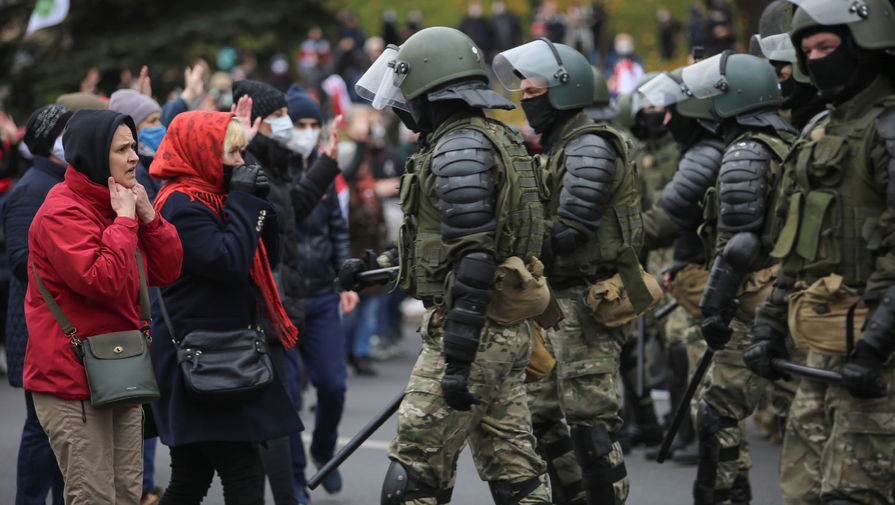 Митингующие и силовики во время протестов в Минске, 1 ноября 2020 года