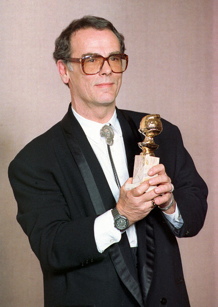 Дин Стоквелл с&nbsp;наградой за&nbsp;лучшую мужскую роль второго плана в&nbsp;сериале «Квантовый скачок» на&nbsp;премии &laquo;Золотой Глобус&raquo;, 1990&nbsp;год