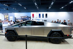 Tesla Cybertruck в автосалоне компании Tesla в Сан Диего, США, ноябрь 2023 года
