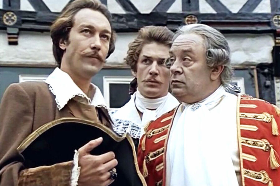 <b>«Тот самый Мюнхгаузен», Марк Захаров (1980)</b>
<br><br>В трагикомедии &laquo;Тот самый Мюнхгаузен&raquo; Броневой сыграл герцога-курфюрста Ганновера, который подписывает прошение барона Мюнхгаузена о&nbsp;разводе. Герцог запомнился зрителям яркими высказываниями и страстью к&nbsp;шитью.
В&nbsp;одной из&nbsp;сцен персонаж Броневого использует швейную машинку, что было невозможно &mdash; ее изобрели в&nbsp;1804 году, в&nbsp;то время как действие фильма разворачивается в&nbsp;1779-м.
<br><br>На фото: Олег Янковский, Александр Абдулов и Леонид Броневой