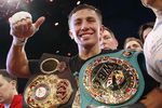 Геннадий Головкин с чемпионскими поясами