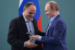 Президент России Владимир Путин (справа) вручает паспорт гражданина РФ тренеру сборной команды России по дзюдо Эцио Гамбе.