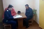 Подозреваемый в совершении поджога в двухэтажном жилом доме №13 на улице Ленинской во время допроса
