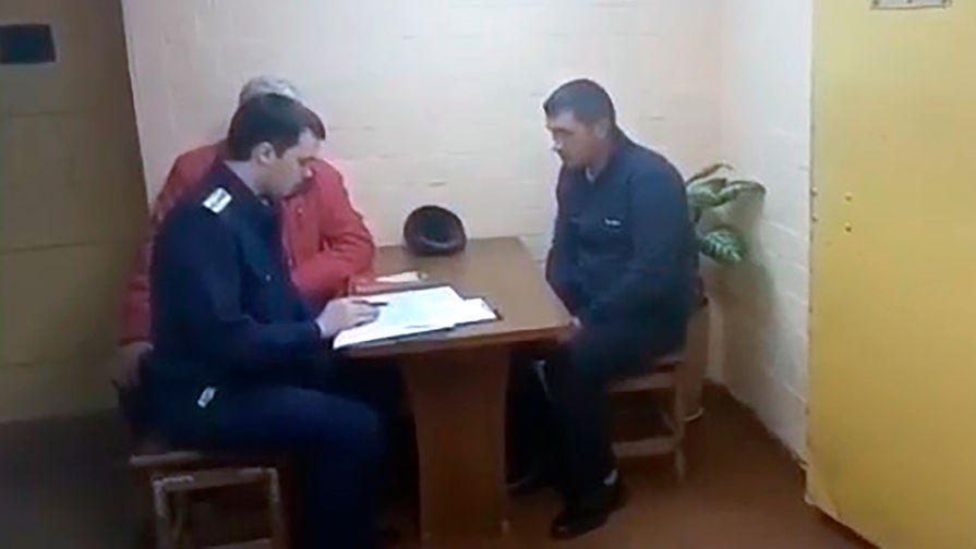 Подозреваемый в&nbsp;совершении поджога в&nbsp;двухэтажном жилом доме №13 на&nbsp;улице Ленинской во время допроса
